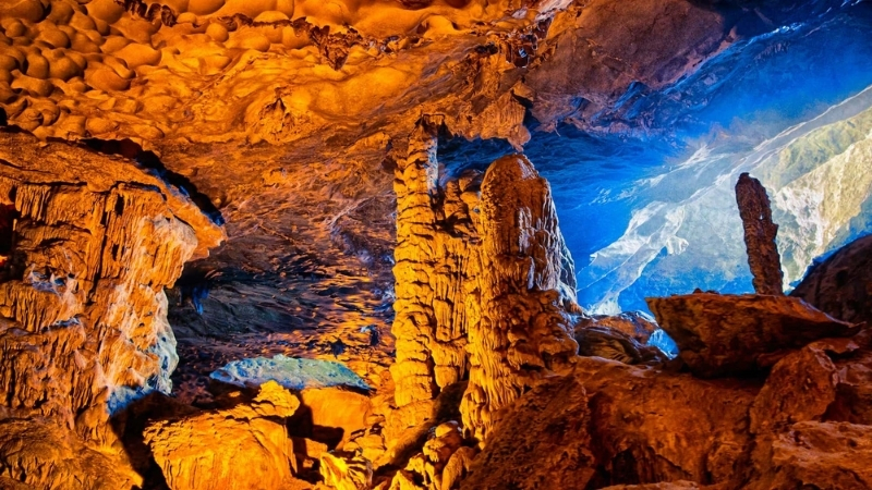 Explorez d'étonnantes grottes dans la baie d'Halong