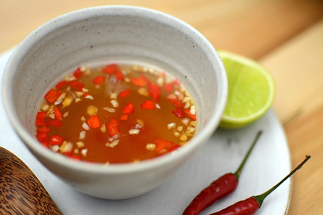 Recette de la sauce de poisson vietnamienne pour le trempage (Nuoc Mam Cham)