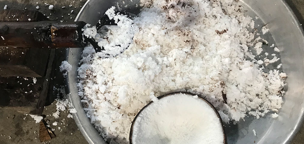 Utilisez un outil spécial pour séparer la chair de la noix de coco de sa coquille.