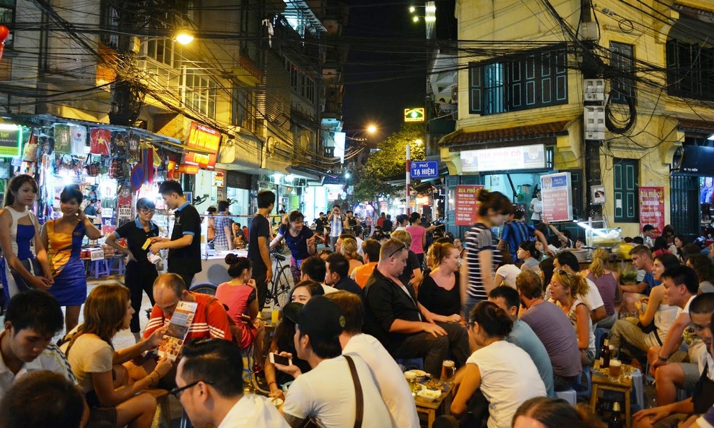 Boire du "Bia Hoi" dans le vieux quartier de Hanoi