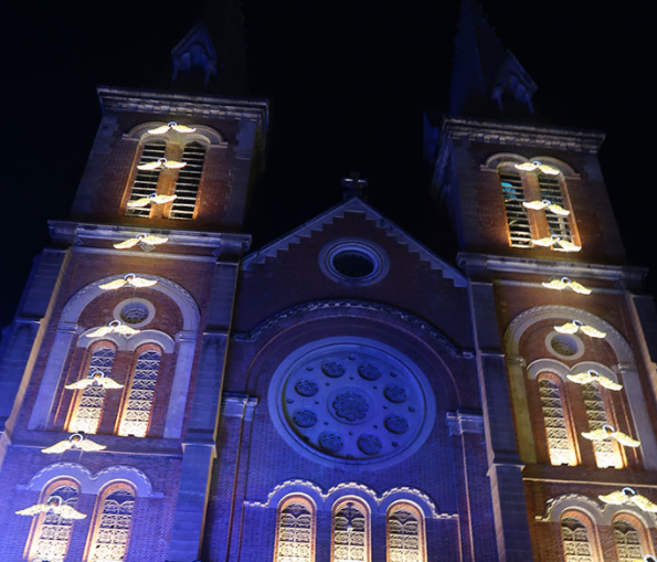 Cathédrale Notre Dame saigon dans la soirée