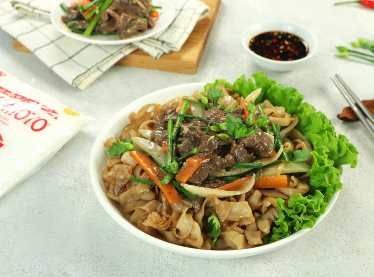 Comment préparer des nouilles de riz sautées à la vietnamienne avec du bœuf (Pho Xao Thit Bo)