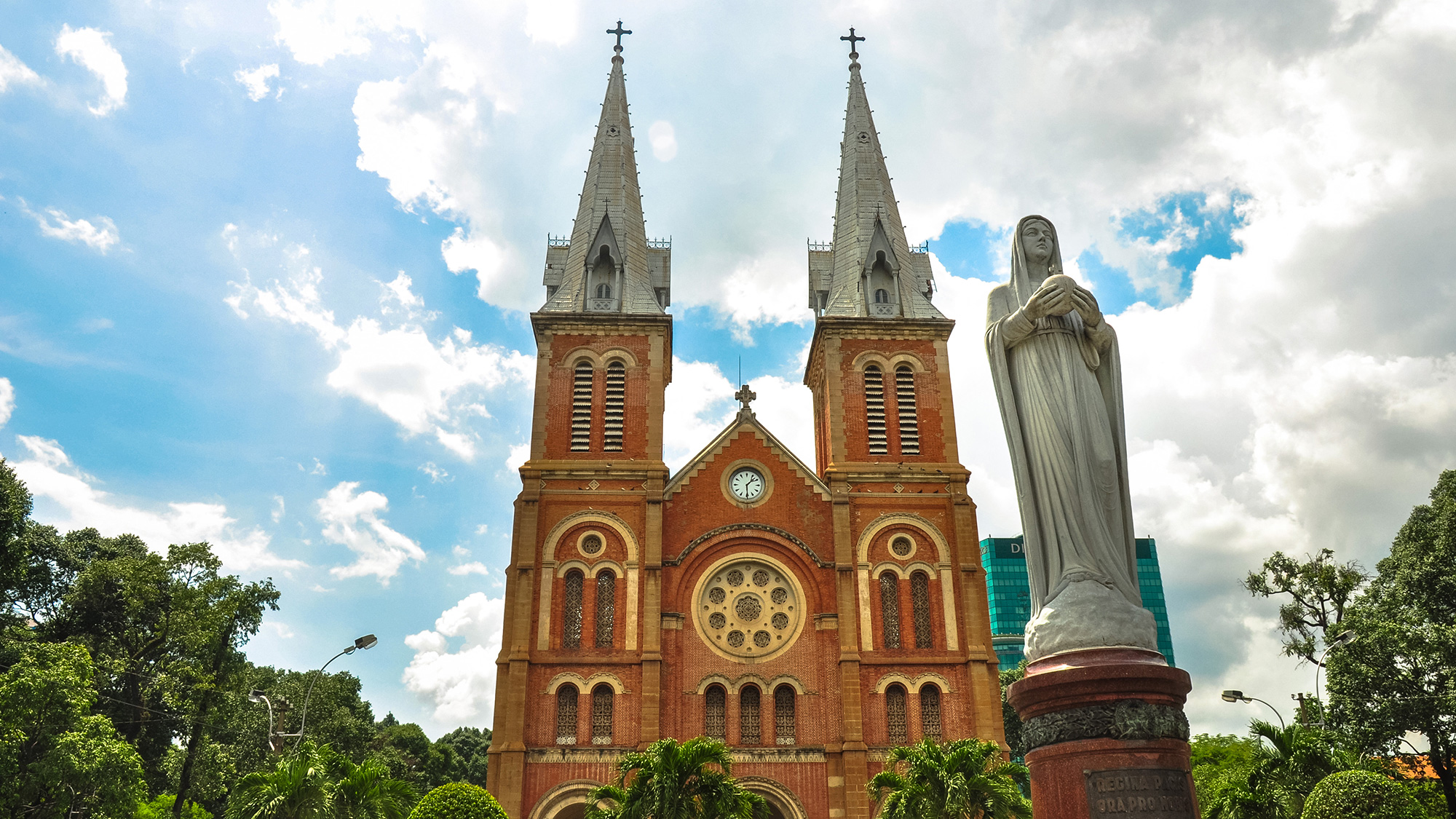 Designe extérieur de la Cathédrale Notre Dame de Saigon