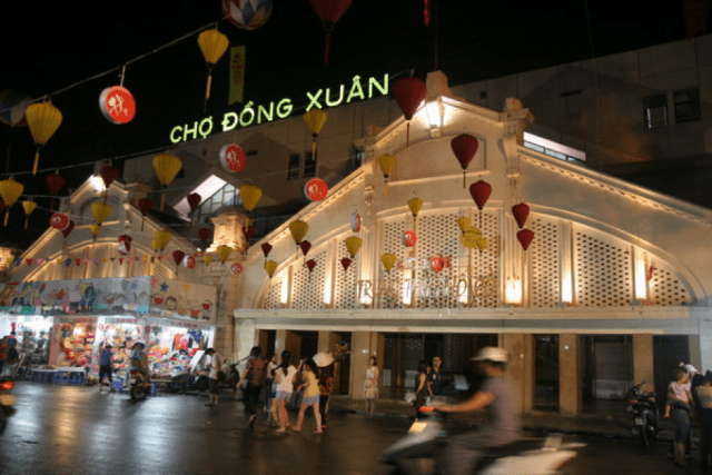 Découverte du marché de nuit de Dong Xuan