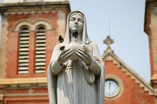 Jardin et statue de Marie