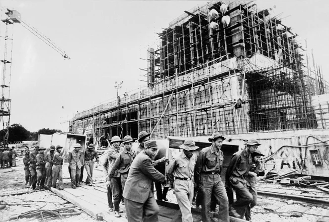 La construction du Mausolée Ho Chi Minh