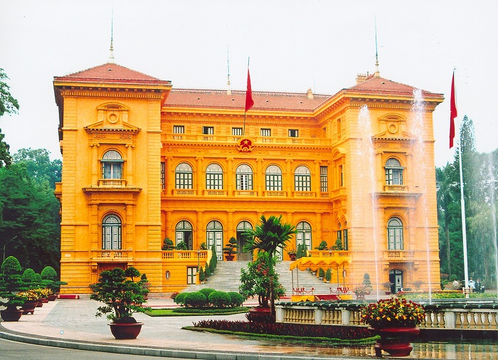 Visiter le palais du président Ho Chi Minh