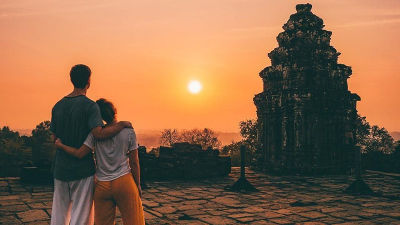 Admirer l'étonnant coucher de soleil au temple d'Angkor