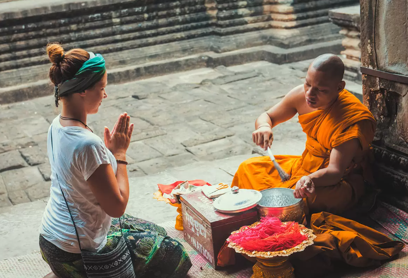 Béni par le moine bouddhiste à Angkor Wat