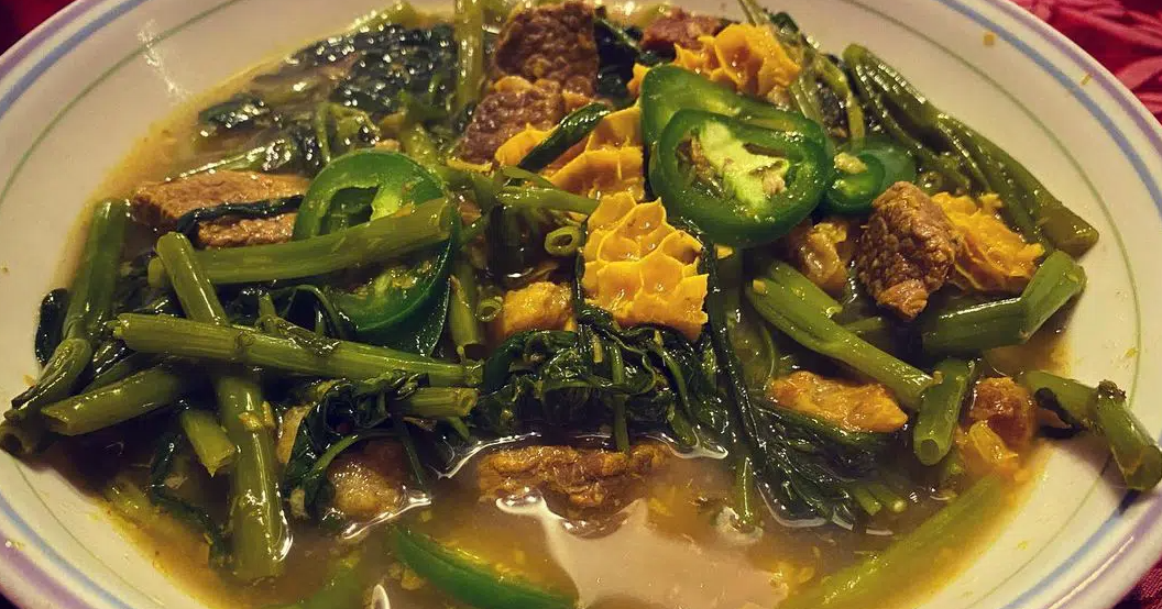 Samlor Machu Kroeung (soupe au curry aigre)