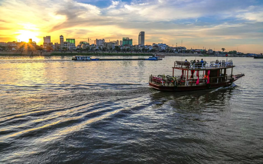 Voir le soleil se coucher dans la rivière de Phnom Penh