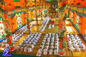 L’intérieur du temple Cao Dai